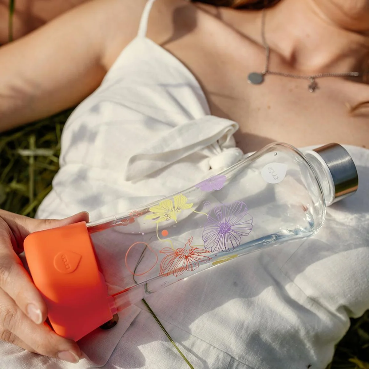 Equa láhev Flowerhead Poppy sklo 550ml